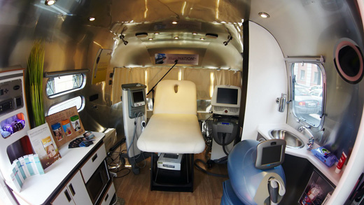 фирменный автобус от компании Airstream® Illumination Tour, оборудованный аппаратами Thermage® (Термаж), Isolaz™ (Айсолаз) и Fraxel® (Фраксель)
